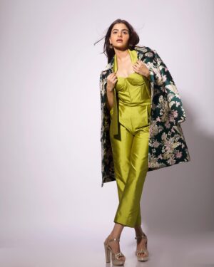 Avantika Dasani Instagram - Always bloom where planted 🌿🌺

@akshayphotoartist 
@krishi1606 
@dynamitepikachu 

Wearing @nalandda 🤍
Shoes @jessicasimpsonstyle
