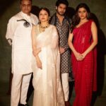 Avantika Dasani Instagram - Moments before we were told to smile. Happy family 😝 #diwali