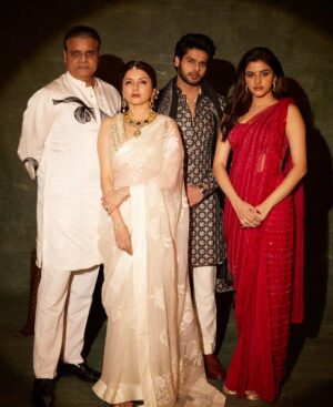 Avantika Dasani Instagram - Moments before we were told to smile.
Happy family 😝 #diwali