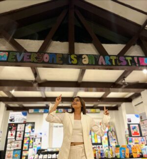 Avantika Dasani Instagram - @saturdayartclass is having it’s 4th edition of it’s student exhibition ✨
If you haven’t yet check it out to encourage the lovely kids and team, get to do cool workshops and experience the art and impact for yourself! , all while sippin’ on the same great coffee from @chas.in.tales

Haven’t been able to volunteer in awhile, but always the proudest of these kids and this team! Can’t wait to be back in a classroom with them

*Swipe for the reminder you need