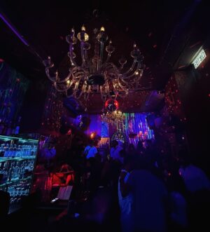 Avantika Dasani Instagram - An #HK minute
#GirlsTrip Night Edition 

The perfect night: EAT! 
•Yardbird •Mott32 •Samsen (lots more) 
Then walk around and let the music pull you in. 
•Iron fairies • Stockton • LeBoudair •
and ton of other little bars followed by 
•ebeenzer’s kebab/falafals 🤌🏽

And if you get lucky, you get some real good live music, (right place right time kinda thing)
 I got chills and warmth with john mayor tunes hitting the spot. Best way to end the night! 
#AdReccomends