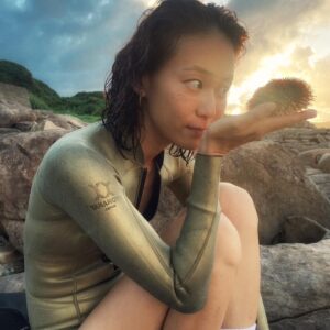 Aviis Zhong Instagram - 如果2023的此時此刻有幸福在身邊，
即使明天是世界末日，
也沒有關係了，
祝大家2024新年快樂😍

#happynewyear2024