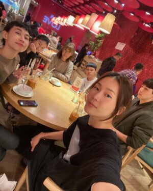 Aviis Zhong Instagram - 初一
在店裡瘋狂做咖啡，
龍年發發發，
紅內褲不可少，
家人聚餐一定要，
最後記得收看《何百芮的地獄毒白》❤️

新年快樂唷～
#龍年 #modernmodecafe #發 #cny2024
