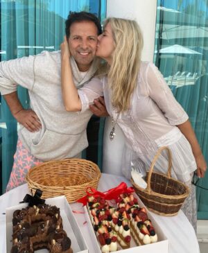 Aviva Drescher Instagram - Happy Birthday Reid! 🎂 You have exceeded my wildest dreams as a husband, father and soul mate. Wishing you and us many more years of health, happiness and love. And if you’re in Miami @frudeco cakes are beyond gorgeous and delicious!!

Necklace: @nathanandmoe sunglasses: @caddis_life