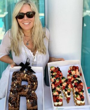 Aviva Drescher Instagram - Happy Birthday Reid! 🎂 You have exceeded my wildest dreams as a husband, father and soul mate. Wishing you and us many more years of health, happiness and love. And if you’re in Miami @frudeco cakes are beyond gorgeous and delicious!!

Necklace: @nathanandmoe sunglasses: @caddis_life