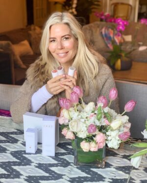 Aviva Drescher Instagram - I love organic @ogee products. I especially love the makeup sticks.  I prefer cream to powder. ( dry skin ). Knowing the products are clean is great. Bronzer , highlighter and blush sticks are perfect.