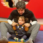 Ayça Erturan Instagram - Sen sadece Nova’ya iyi bir baba olduğun için değil, annesini de sürekli artan bir sevgiyle sevdiğin için şahane bir babasın… Tıpkı benim canım babam gibi… @ogulcankirca 🫠👨‍👩‍👧 Evladına ve eşine sımsıkı sarılan, kimi zaman annelik de yapan, varlığı ile yanımızda olamasa da yüreğimizde sürekli var olan babaların, yeri geldiğinde babalık vazifesini de üstlenen tüm annelerin babalar günü kutlu olsun. 👨🏻💐