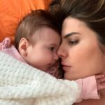 Ayça Erturan Instagram - Sen şimdi sıfırdan bu koca dünyayı öğrenmeye çalışıyorsun ya; ben de anneliği öğrenmeye çalışıyorum. Hem öğrencim hem öğretmenimsin… seni sevmelere doyamam çocuk🥹🎈❤️ @novakirca