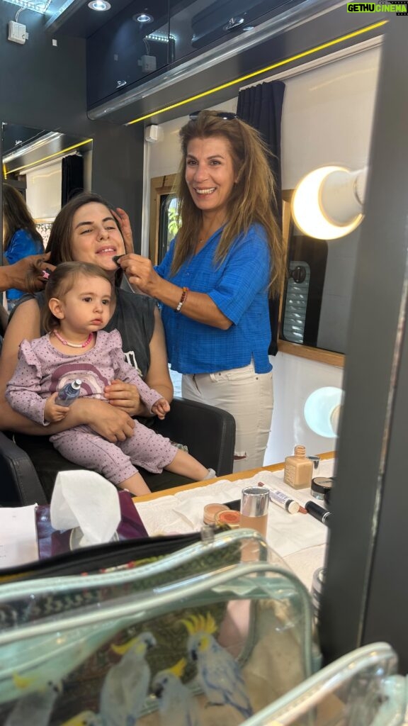 Ayça Erturan Instagram - Koltuğu devretmek yerine paylaşmayı tercih ettik👩🏼‍🤝‍👩🏻23 Nisan Ulusal Egemenlik ve Çocuk Bayramımız Kutlu Olsun @novakirca 📷 @iamdamlasonmez #ikibayrambirarada #ramazan