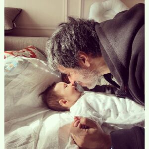 Ayça Erturan Instagram - Sadece baba olduğunu sanıyorlar ama senin evladına annelik de yaptığını bilmiyorlar 🤫 😉Nova, benim değil senin onu doğurduğuna inanacak diye düşünmüyor değilim😆 ilk babalar günün kutlu olsun sevgilim… @ogulcankirca @novakirca #babalargünü