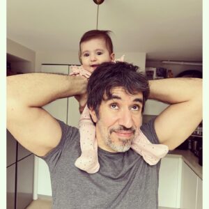 Ayça Erturan Instagram - Sadece baba olduğunu sanıyorlar ama senin evladına annelik de yaptığını bilmiyorlar 🤫 😉Nova, benim değil senin onu doğurduğuna inanacak diye düşünmüyor değilim😆 ilk babalar günün kutlu olsun sevgilim… @ogulcankirca @novakirca #babalargünü