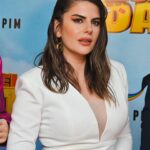Ayça Erturan Instagram - Şahane bir ekiple şahane bir film yaptık ama çok bekledik vizyon tarihini. (Pandemi belası) Araya bir sürü şey girdi.Aşılar,maskeler, karantinalar,doğumlar, kayıplar… Nihayetinde bugün sizlerle buluştu.🤗Kalbim, başta @mustakbeldamatfilm olmak üzere vizyondaki tüm filmlerle🙏 🍿🎥💜 Styling: @ural__nihan Saç: @ferdimidilliofficial Makyaj: @hanifeozsy Takı: @riessajewels