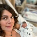 Ayça Erturan Instagram – Dün akşam böyle bir şey geldi ve ben “ANNE” oldum☺️ 🙈🤱🏻 Merhaba Dünya; tanıştırayım: “NOVA” ✨🌟💫⭐️ #babygirl #newborn #mother @ogulcankirca #novakırca (not: güzel dileklerinize cevap yazamazsam lütfen bağışlayın🙏 )