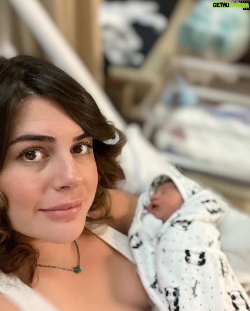 Ayça Erturan Instagram - Dün akşam böyle bir şey geldi ve ben “ANNE” oldum☺️ 🙈🤱🏻 Merhaba Dünya; tanıştırayım: “NOVA” ✨🌟💫⭐️ #babygirl #newborn #mother @ogulcankirca #novakırca (not: güzel dileklerinize cevap yazamazsam lütfen bağışlayın🙏 )