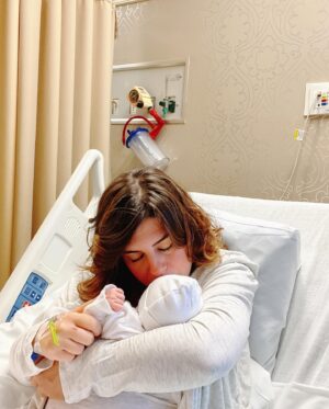 Ayça Erturan Instagram - Dün akşam böyle bir şey geldi ve ben “ANNE” oldum☺️ 🙈🤱🏻 Merhaba Dünya; tanıştırayım: “NOVA” ✨🌟💫⭐️ #babygirl #newborn #mother @ogulcankirca #novakırca (not: güzel dileklerinize cevap yazamazsam lütfen bağışlayın🙏 )