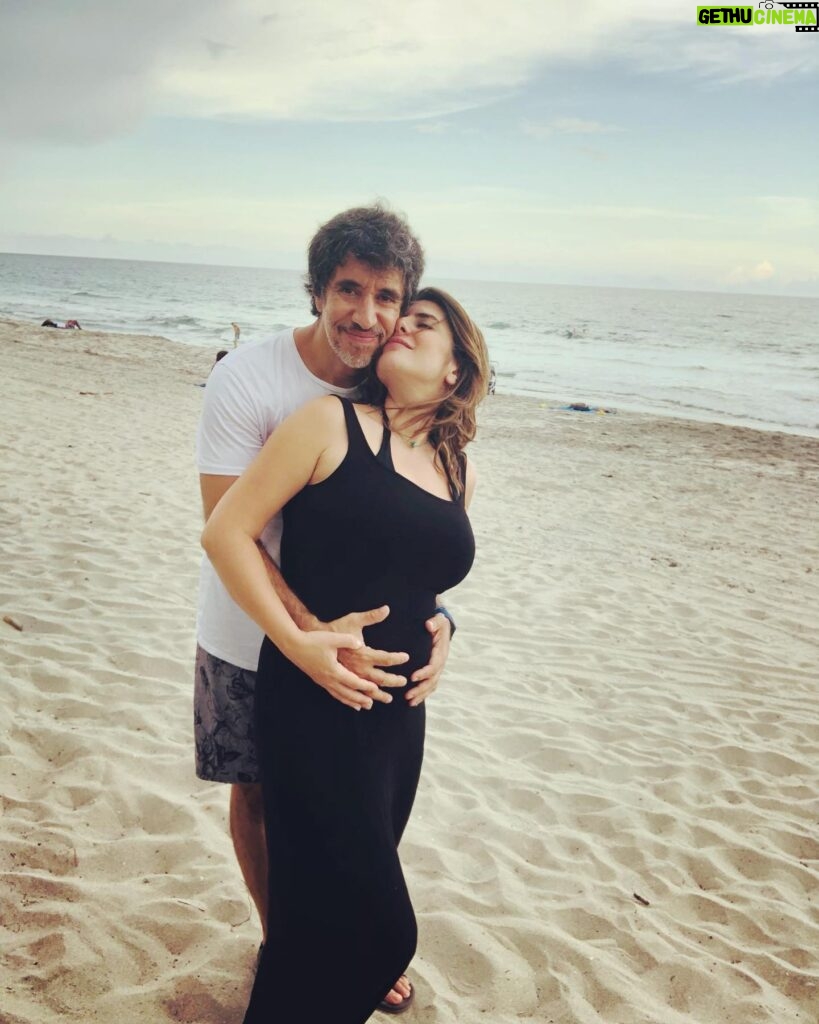 Ayça Erturan Instagram - 20. Yılımız, karnımın ritmik hareketleriyle coşkuyla kutlanıyor🙈🎉 🤰🏻 Oğulcan’ ın bu seneki hediyesi için 👉🏼 kaydırınız🥰 @ogulcankirca #onundasizeselamıvar 👋🏼#anniversary #20years #9eylül #33weekspregnant #9sept