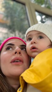 Ayça Erturan Instagram - Senin benim kızım olman, şahsi hayatımın en değer biçilmez talihidir💕🙏☺️ #happy2ndbirthday 🎈🎂🧚🏻‍♀️ @novakirca 🧿🧿🧿🧿🧿