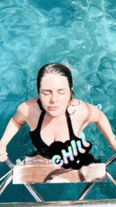 Ayça Erturan Instagram - Bir yaz gecesi rüyası😉⛵️🏊🏻‍♀️🍾🥂🍒🍓☀️🔥🌻🤰🏻