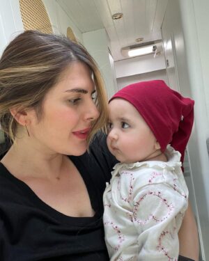 Ayça Erturan Instagram - “Yeniden doğdum” gibi bir yaş☺️🙏 nicelerine…🍼🍾😉💜