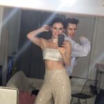 Ayşe Hatun Önal Instagram - Oralinkonun muhtesem stylinginden sonra eglenmek bizim de hakkimiz oldu..... (1 ay ne çabuk geçmiş) @oralinko @erayakkurd ❤️❤️ @raisavanessa