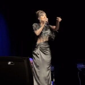 Ayşegül Aldinç Instagram - Bugün 1 Mayıs…
Taksim Meydanı’nın yakınında Cihangir’de ikamet etmekteyim yıllardır.
Ne çekti bu semt sakinleri diyerekten olayı “Bize dokunmayan yılan bin yıl yaşasın!” düzeyine indirgemek benlik bi duygu değil.
 Ayrıca o yılan bize dokunsa da dokunmasa da bin yıl yaşamasın!
🔴🔴🔴
Sittin senedir 1 Mayıs’ın her iki tarafta da yarattığı rahatsızlık duygusu devam ediyor.
Bir de saysak burdan köye yol olur.
Antagonizma terimini Tatbiki Güzel Sanatlar Yüksek Okulu’nda okurken Uygarlık Tarihi hocamız rahmetli Server Tanilli’den duymuş, öğrenmiştim ilk.
🔴🔴🔴
Antagonizmik maruz kalışlar hep azaltmış, tedirgin etmiştir bizi.
Bidayetten bu yana da bu böyle; kesişmeyen paraleller ve onun sahte yüzleri…
Bugün penceremden baktığımda dışarıdaki sessizlik ve önlemlerin bünyede yarattığı duygu da bunun günlük yumurtlamalar özeti.
🔴🔴🔴
Neyse güzel şeylerle devam edelim.
Dün akşam kendimi sevenimle birlikte tamamlayıp çok mutlu olduğum bir konser verdim yepisyeni, bir etkinlik binasında, Çorlu Ünal Baysan Kültür Merkezi’nde.
Bizi izlemeye gelen tüm müzikseverlere, beni, biziseverlere tüm ekibim ( @arikansirakaya @naraxyn @huseyinpulant @emin__inal @gamzearsal81 #eserünsalan @dincay.dinc ) adına teşekkür ederim.
Yaptığımız iş müzik, biz de onun işçisiyiz.
Bu bayram hepimizi kapsıyor.
Dışımızda  kalması gerekenlerse, haksızlıklar, yasaklar, direnişe şiddetle verilen cevaplar ve bunların yarattığı rahatsızlık duygusu.
Barışçı, bütünleyici, adaletli ve şiddetten uzak iklim talepli dileklerimiz berdevam.
Alnının teriyle yaşamını idame ettiren her bir emekçi kardeşimin bayramını içtenlikle kutluyorum.
Dün geceki sevgili katılımcılarımızın hikaye paylaşımlarından karelerle dünün ve bugünün anlamına ben de böylesi yaklaşmak istedim.
Günün sakin geçmesi dileğiyle bitirmek isterdim ama….
#1mayıs
#1mayısemekvedayanışmagünü
#çorluünalaysankültürmerkezi 
#konser
#ayşegülaldinç