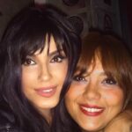 Ayşegül Aldinç Instagram - Seni son yolculuğuna uğurladık güzel ruhlu, iyi kalpli, yetenekli, gönlü açık, gönül gözü gönlünden de açık has arkadaşım canım Berşan’ım. Dağıldık sonra; öyle de böyle de dağıldık… Kabul edip üstesinden gelmeye çalıştığın o menhus hastalığın evrelerinde tüm olumlamalarına karşın, direncinin sonlandığını seninle son konuşmamızda anlamıştım. 🌹🌹🌹 Oğlun güzelim çocuk Dağhan’la konuştuğumda doktorlarının sana sadece bir haftalık ömür öngördüğünü duyduğum an ben de bittim. Bu sabaha karşı da acı haberin geldi. Bu kadar metin olacağımı bilmiyordum. 🌹🌹🌹 Acıların sona erdiği, ruhun huzur bulduğu için rahatım. Allah’ın sevdiği kullarını yanına aldığı bir teselli mi bilmiyorum. İyiliğine kefil olduğum için doğrudur bu diye düşünüyorum. Yıllar önce ülkenin en önemli öncü ozan kadınının anacığı vefat ettiğindeki duygusuna büründüm. “Tuhaf bir rahatlama oluyor Ayşegül” demişti. 🌹🌹🌹 Anılarımız film şeridi gibi geçiyor gözümün önünden. Tatbiki Güzel Sanatlar Yüksek Okulu’nda tanıştık. Farklı bölümlerdeydik. Yıllar sonra arkadaşlığımız kardeşlik mertebesine taşındı. Sonra da sen benim mahalleme taşındın. Elektrikler o zaman da sık sık kesilirdi. Sen bende, ben sende kalırdık. Sende kaldığım günlerde “ Elektrikler geldiii!” haberini alıp evime döndüğümde olanları Malumatfuruş kitabımda “Gökten Bir Balık Düştü!”hikayemde anlattım. Kitapta sen de vardın. 🌹🌹🌹 Cihangir’de adını birlikte koyduğumuz Pencere diye bir kafe açmıştın. Cihangir pencerelerinin yağlıboya resmini, atölyeye dönüştürdüğümüz üst katımda yapmıştın. 🌹🌹🌹 Haberi duymak ağır geldi Berşan Tavşan… Seninle anılarımız ayrı bir kitap olurdu benim zekî, esprili, becerikli,asil can arkadaşım. 🌹🌹🌹 Bu yanda hayat devam ediyor; ne zaman sonlanacağını bilemediğimiz bir zamana kadar… Ben şarkılarımı senin için söyleyip, yazmaya devam edicem. İlhamımı sevgimizden alıcam. Beni her koşulda desteklediğini görünmez âlemde de olsan hissedicem. Elveda benim canım kardeşim, ablam, arkadaşım… Ruhun sevinçle dolsun. Öyle olduğunu hissediyorum. Seni yolcu ederken rahmet yağıyordu. Allah’ın tüm rahmeti hep üzerine olsun. Buluşuncaya kadar…🙏🏼🌹♥️ #berşanhoyi #berşan
