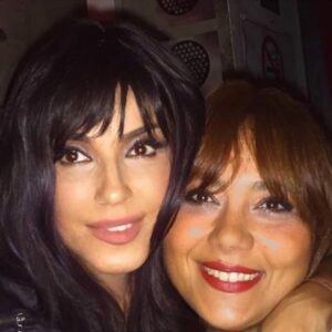 Ayşegül Aldinç Instagram - Seni son yolculuğuna uğurladık güzel ruhlu, iyi kalpli, yetenekli, gönlü açık, gönül gözü gönlünden de açık has arkadaşım canım Berşan’ım.
Dağıldık sonra; öyle de böyle de dağıldık…
Kabul edip üstesinden gelmeye çalıştığın o menhus hastalığın evrelerinde tüm olumlamalarına karşın, direncinin sonlandığını seninle son konuşmamızda anlamıştım.
🌹🌹🌹
Oğlun güzelim çocuk Dağhan’la konuştuğumda doktorlarının sana sadece bir haftalık ömür öngördüğünü duyduğum an ben de bittim.
Bu sabaha karşı da acı haberin geldi.
Bu kadar metin olacağımı bilmiyordum.
🌹🌹🌹
Acıların sona erdiği, ruhun huzur bulduğu için rahatım.
Allah’ın sevdiği kullarını yanına aldığı bir teselli mi bilmiyorum.
İyiliğine kefil olduğum için doğrudur bu diye düşünüyorum. 
Yıllar önce ülkenin en önemli öncü ozan kadınının anacığı vefat ettiğindeki duygusuna büründüm.
“Tuhaf bir rahatlama oluyor Ayşegül” demişti.
🌹🌹🌹
Anılarımız film şeridi gibi geçiyor gözümün önünden.
Tatbiki Güzel Sanatlar Yüksek Okulu’nda tanıştık.
Farklı bölümlerdeydik.
Yıllar sonra arkadaşlığımız kardeşlik mertebesine taşındı.
Sonra da sen benim mahalleme taşındın.
Elektrikler o zaman da sık sık kesilirdi.
Sen bende, ben sende kalırdık. 
Sende kaldığım günlerde “ Elektrikler geldiii!” haberini alıp evime döndüğümde olanları Malumatfuruş kitabımda “Gökten Bir Balık Düştü!”hikayemde anlattım.
Kitapta sen de vardın.
🌹🌹🌹
Cihangir’de adını birlikte koyduğumuz Pencere diye bir kafe açmıştın.
Cihangir pencerelerinin yağlıboya resmini, atölyeye dönüştürdüğümüz üst katımda yapmıştın.
🌹🌹🌹
Haberi duymak ağır geldi Berşan Tavşan…
Seninle anılarımız ayrı bir kitap olurdu benim zekî, esprili, becerikli,asil can arkadaşım.
🌹🌹🌹
Bu yanda hayat devam ediyor; ne zaman sonlanacağını bilemediğimiz bir zamana kadar…
Ben şarkılarımı senin için söyleyip, yazmaya devam edicem.
İlhamımı sevgimizden alıcam.
Beni her koşulda desteklediğini görünmez âlemde de olsan hissedicem.
Elveda benim canım kardeşim, ablam, arkadaşım…
Ruhun sevinçle dolsun.
Öyle olduğunu hissediyorum.
Seni yolcu ederken rahmet yağıyordu.
Allah’ın tüm rahmeti hep üzerine olsun.
Buluşuncaya kadar…🙏🏼🌹♥️
#berşanhoyi
#berşan