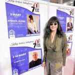 Ayşegül Aldinç Instagram - Kitabım Malumatfuruş’un raflarda ve online satışlarda yerini almasının 2. Haftasında 2. baskısını yapışının hemen ardından imza günleri başladı… Açılışı Karadeniz’in en büyük kitap fuarı Merzifon Kitap Fuarı’nda pazar günü gerçekleştirdik. Bu buluşmayı gerçekleştiren başta Belediye Başkanı Alp Kargı Bey’e ve tüm emeği geçenlere teşekkürler… 📚📚📚 Gidişimizi cumartesi günü akşamüstü saatlerinde tercih edip Samsun üzerinden Merzifon’a vâsıl olduk. Bizi birbirinden değerli yazarlarla birlikte Merpond Oteli’nde misafir ettiler. 📚📚📚 Pazar günü fuar alanına gittiğimizde kitapsever, benisever değerli Merzifonlular, çevre illerden ve daha da uzaklardan özüm için gelen harika katılımcılarla kitapla ve hayatla ilgili soru cevap şeklinde muhabbet ettik. 📚📚📚 Sonra upuzun kuyruklar oluşturan kitap dostlarıyla imzalı dostluklar kurduk. Onlar kitabımı ben adlarına imzalarken masanın diğer yanından fotoğraflar çektiler. Ben tepemdeki spot ışığından korunmak için güneş gözlüğümü takmak zorunda kaldım. 😎😎😎 Bu arada şahane bi şey oldu. Hatay’dan kalkıp Merzifon’a sırf kitabını imzalatmak için gelen bir sevenim (daha önce de Adana’ya konserime gelmişti) güzeller güzeli sevgilisine hepimizin şahitliğinde evlenme teklif etti. 💍💍💍 İmza serüveni sırasında büyük bir gürültüyle “n’ooluyo?” diye yerlerimizden hopladık. Gök gürlemesiymiş! Akabinde yağan yağmuru bardaktan boşanırcasına diye değil; tepemizden kovalarca döküldü şeklinde tanımlayabiliriz. Bu kez Merzifon Havaalını’dan bineceğimiz uçakla bu yağmurda İstanbul’a sâlimen nasıl ulaşırız diye aldı mı bizi bi düşünce… 📚📚📚 Neyse bi parça sarsıldık ama işin hezeyansal tarafını atlatıp “hom hom sivit hom” diyerekten yuvalarımıza döndük. 📚📚📚 Konserlerden fırsat yarattıkça imza günleri buluşmalarımız gerçekleşecek. Sizlerle buluşmak için sabırsızlanıyorum. O güne kadar kitaplarla ve sağlıcakla kalın…🙏🏼📚😇 #merzifonkitapfuarı @merzifonkitap @merzifonbld #merzifon #aysegülaldinç