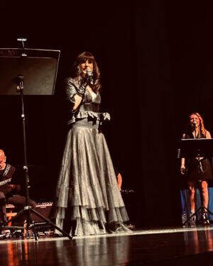 Ayşegül Aldinç Instagram - İyi pazarlar…🌹
Dün akşam Beylikdüzü Atatürk Kültür ve Sanat Merkezi’ndeydik. Gülüşüklü, konuşuklu,  çalmalı, söylemeli şahane bi gece daha yaşadık.
bizi onurlandıran tüm müzikseverlere, beni severlere tüm ekip arkadaşlarım adına kalpten teşekkürler ederim.
Şehir dışından gelenlere ayrıca teşekkür ederim.
Yine çok çoşkuluydu; siz benle, ben sizle coşuyorum, taşıyorum, yükseliyorum.
Bu nassıl değerli anlatamam.
🌹🌹🌹
Programımız belli, yolumuz uzun; mart’ı aşıp taşıyor. 
Boca etmek yerine  teker teker duyuruyorum ben. 
29 Mart’ta bi konserimiz daha var Fişekhane’de.
Ona da gelin.
Biletler çoktan satışa çıktığı için umarım yer kalmıştır.
Hep böyle denir ya; bu yüzden derken demesem mi acaba diye bi düşündüm zaten. 
Ben her biriniz adına düşünürüm; size bırakmam!
😄😄😄
Bazen kafam kocaman oluyo bu çoklu düşünmelerden!
“Adına” düşünmelerden.
Düşünce hendeklerine düşmelerden.
Ama biz “yükseliş” lerden konuşuyoduk di mi?
Evet her yazdığımda aslında konuşuyorum sanıyorum.
Böyle de bir huyum var.
☺️☺️☺️
Mart ayını sevmemeye devam ediyorum. Ali Sirmen’i de kaybetmişiz.
Hemen her hafta kayıp haberleri alıyoruz farkında mısınız?
Bir yönetmen arkadaşımın ilk filmine destek olmak adına onunla aynı projede misafir oyuncu olarak yer almıştık.
Bir gün yemekte ordan burdan konuşurken laf döndü dolaştı ilişkilere geldi.
“ İlgi duymadığımızın ilgisi ilgilendiğimizin ilgisizliği gibidir” demiştim.
Bayılmıştı bu tarife.
“Benim sözüm değil şiirlerini çok sevdiğim Özer Bal’ın “
demiştim.
Saygıdeğer gazeteci büyüğüme Allah’tan rahmet sevenlerine, ailesine baş sağlığı diliyorum.
🌹🌹🌹
Hayat devam ediyor.
Birlikte şarkılar söyleme fırsatlarımız da.
Nice kavuşmalara…🎵🎤🎶😇
#pazar #dump
#beylikdüzüaksm 
#aysegülaldinç 
#konser
@stolgakilic 🎹
@arikansirakaya 🥁
@naraxyn 🎸
@huseyinpulant 🪈
@gamzearsal81 🎤
#eserünsalan 🎸
@dincay.dinc 🔊
📸 @nazsezerevin