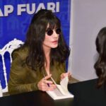 Ayşegül Aldinç Instagram - Kitabım Malumatfuruş’un raflarda ve online satışlarda yerini almasının 2. Haftasında 2. baskısını yapışının hemen ardından imza günleri başladı… Açılışı Karadeniz’in en büyük kitap fuarı Merzifon Kitap Fuarı’nda pazar günü gerçekleştirdik. Bu buluşmayı gerçekleştiren başta Belediye Başkanı Alp Kargı Bey’e ve tüm emeği geçenlere teşekkürler… 📚📚📚 Gidişimizi cumartesi günü akşamüstü saatlerinde tercih edip Samsun üzerinden Merzifon’a vâsıl olduk. Bizi birbirinden değerli yazarlarla birlikte Merpond Oteli’nde misafir ettiler. 📚📚📚 Pazar günü fuar alanına gittiğimizde kitapsever, benisever değerli Merzifonlular, çevre illerden ve daha da uzaklardan özüm için gelen harika katılımcılarla kitapla ve hayatla ilgili soru cevap şeklinde muhabbet ettik. 📚📚📚 Sonra upuzun kuyruklar oluşturan kitap dostlarıyla imzalı dostluklar kurduk. Onlar kitabımı ben adlarına imzalarken masanın diğer yanından fotoğraflar çektiler. Ben tepemdeki spot ışığından korunmak için güneş gözlüğümü takmak zorunda kaldım. 😎😎😎 Bu arada şahane bi şey oldu. Hatay’dan kalkıp Merzifon’a sırf kitabını imzalatmak için gelen bir sevenim (daha önce de Adana’ya konserime gelmişti) güzeller güzeli sevgilisine hepimizin şahitliğinde evlenme teklif etti. 💍💍💍 İmza serüveni sırasında büyük bir gürültüyle “n’ooluyo?” diye yerlerimizden hopladık. Gök gürlemesiymiş! Akabinde yağan yağmuru bardaktan boşanırcasına diye değil; tepemizden kovalarca döküldü şeklinde tanımlayabiliriz. Bu kez Merzifon Havaalını’dan bineceğimiz uçakla bu yağmurda İstanbul’a sâlimen nasıl ulaşırız diye aldı mı bizi bi düşünce… 📚📚📚 Neyse bi parça sarsıldık ama işin hezeyansal tarafını atlatıp “hom hom sivit hom” diyerekten yuvalarımıza döndük. 📚📚📚 Konserlerden fırsat yarattıkça imza günleri buluşmalarımız gerçekleşecek. Sizlerle buluşmak için sabırsızlanıyorum. O güne kadar kitaplarla ve sağlıcakla kalın…🙏🏼📚😇 #merzifonkitapfuarı @merzifonkitap @merzifonbld #merzifon #aysegülaldinç