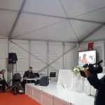 Ayşegül Aldinç Instagram - Kitabım Malumatfuruş’un raflarda ve online satışlarda yerini almasının 2. Haftasında 2. baskısını yapışının hemen ardından imza günleri başladı… Açılışı Karadeniz’in en büyük kitap fuarı Merzifon Kitap Fuarı’nda pazar günü gerçekleştirdik. Bu buluşmayı gerçekleştiren başta Belediye Başkanı Alp Kargı Bey’e ve tüm emeği geçenlere teşekkürler… 📚📚📚 Gidişimizi cumartesi günü akşamüstü saatlerinde tercih edip Samsun üzerinden Merzifon’a vâsıl olduk. Bizi birbirinden değerli yazarlarla birlikte Merpond Oteli’nde misafir ettiler. 📚📚📚 Pazar günü fuar alanına gittiğimizde kitapsever, benisever değerli Merzifonlular, çevre illerden ve daha da uzaklardan özüm için gelen harika katılımcılarla kitapla ve hayatla ilgili soru cevap şeklinde muhabbet ettik. 📚📚📚 Sonra upuzun kuyruklar oluşturan kitap dostlarıyla imzalı dostluklar kurduk. Onlar kitabımı ben adlarına imzalarken masanın diğer yanından fotoğraflar çektiler. Ben tepemdeki spot ışığından korunmak için güneş gözlüğümü takmak zorunda kaldım. 😎😎😎 Bu arada şahane bi şey oldu. Hatay’dan kalkıp Merzifon’a sırf kitabını imzalatmak için gelen bir sevenim (daha önce de Adana’ya konserime gelmişti) güzeller güzeli sevgilisine hepimizin şahitliğinde evlenme teklif etti. 💍💍💍 İmza serüveni sırasında büyük bir gürültüyle “n’ooluyo?” diye yerlerimizden hopladık. Gök gürlemesiymiş! Akabinde yağan yağmuru bardaktan boşanırcasına diye değil; tepemizden kovalarca döküldü şeklinde tanımlayabiliriz. Bu kez Merzifon Havaalını’dan bineceğimiz uçakla bu yağmurda İstanbul’a sâlimen nasıl ulaşırız diye aldı mı bizi bi düşünce… 📚📚📚 Neyse bi parça sarsıldık ama işin hezeyansal tarafını atlatıp “hom hom sivit hom” diyerekten yuvalarımıza döndük. 📚📚📚 Konserlerden fırsat yarattıkça imza günleri buluşmalarımız gerçekleşecek. Sizlerle buluşmak için sabırsızlanıyorum. O güne kadar kitaplarla ve sağlıcakla kalın…🙏🏼📚😇 #merzifonkitapfuarı @merzifonkitap @merzifonbld #merzifon #aysegülaldinç
