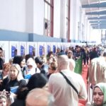 Ayşegül Aldinç Instagram - Kitabım Malumatfuruş’un raflarda ve online satışlarda yerini almasının 2. Haftasında 2. baskısını yapışının hemen ardından imza günleri başladı… Açılışı Karadeniz’in en büyük kitap fuarı Merzifon Kitap Fuarı’nda pazar günü gerçekleştirdik. Bu buluşmayı gerçekleştiren başta Belediye Başkanı Alp Kargı Bey’e ve tüm emeği geçenlere teşekkürler… 📚📚📚 Gidişimizi cumartesi günü akşamüstü saatlerinde tercih edip Samsun üzerinden Merzifon’a vâsıl olduk. Bizi birbirinden değerli yazarlarla birlikte Merpond Oteli’nde misafir ettiler. 📚📚📚 Pazar günü fuar alanına gittiğimizde kitapsever, benisever değerli Merzifonlular, çevre illerden ve daha da uzaklardan özüm için gelen harika katılımcılarla kitapla ve hayatla ilgili soru cevap şeklinde muhabbet ettik. 📚📚📚 Sonra upuzun kuyruklar oluşturan kitap dostlarıyla imzalı dostluklar kurduk. Onlar kitabımı ben adlarına imzalarken masanın diğer yanından fotoğraflar çektiler. Ben tepemdeki spot ışığından korunmak için güneş gözlüğümü takmak zorunda kaldım. 😎😎😎 Bu arada şahane bi şey oldu. Hatay’dan kalkıp Merzifon’a sırf kitabını imzalatmak için gelen bir sevenim (daha önce de Adana’ya konserime gelmişti) güzeller güzeli sevgilisine hepimizin şahitliğinde evlenme teklif etti. 💍💍💍 İmza serüveni sırasında büyük bir gürültüyle “n’ooluyo?” diye yerlerimizden hopladık. Gök gürlemesiymiş! Akabinde yağan yağmuru bardaktan boşanırcasına diye değil; tepemizden kovalarca döküldü şeklinde tanımlayabiliriz. Bu kez Merzifon Havaalını’dan bineceğimiz uçakla bu yağmurda İstanbul’a sâlimen nasıl ulaşırız diye aldı mı bizi bi düşünce… 📚📚📚 Neyse bi parça sarsıldık ama işin hezeyansal tarafını atlatıp “hom hom sivit hom” diyerekten yuvalarımıza döndük. 📚📚📚 Konserlerden fırsat yarattıkça imza günleri buluşmalarımız gerçekleşecek. Sizlerle buluşmak için sabırsızlanıyorum. O güne kadar kitaplarla ve sağlıcakla kalın…🙏🏼📚😇 #merzifonkitapfuarı @merzifonkitap @merzifonbld #merzifon #aysegülaldinç