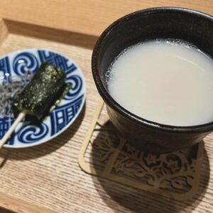 Aya Shibata Instagram - 和〜🍵💚
ㅤㅤㅤㅤㅤㅤㅤㅤㅤㅤㅤㅤㅤ
ㅤㅤㅤㅤㅤㅤㅤㅤㅤㅤㅤㅤㅤ
結構前に神田明神に友達の厄祓いに着いて行った日🙂‍↕️
雨が降ってきたのでお土産屋さんのカフェで
待っていたんですが、ここのカフェが最高でした🫶
ㅤㅤㅤㅤㅤㅤㅤㅤㅤㅤㅤㅤㅤ
ㅤㅤㅤㅤㅤㅤㅤㅤㅤㅤㅤㅤㅤㅤㅤㅤㅤㅤㅤㅤㅤㅤㅤㅤㅤㅤ
甘酒がとても好きなんですが
ここの甘酒のお味も最高でした❤️‍🔥

お店によっては出汁が強いところや、
お酒の香りが強いところ、生姜が効いているところ
かなり個性があって面白いんですよね😗
ㅤㅤㅤㅤㅤㅤㅤㅤㅤㅤㅤㅤㅤ
ㅤㅤㅤㅤㅤㅤㅤㅤㅤㅤㅤㅤㅤ
成人式ぶりに行きましたが、当時は大雪で
仕事以外では当然散策もしていないので
こんな感じだったのかと感動しました✨

ㅤㅤㅤㅤㅤㅤㅤㅤㅤㅤㅤㅤㅤ
(ファンの皆さん、私成人式したの神田明神で
合っていますよね？当時土地勘がなく…)笑

ㅤㅤㅤㅤㅤㅤㅤㅤㅤㅤㅤㅤㅤ
ㅤㅤㅤㅤㅤㅤㅤㅤㅤㅤㅤㅤㅤ
#神田明神 #神田明神⛩ #神社仏閣 #甘酒 #和スイーツ #和 #ワノ国