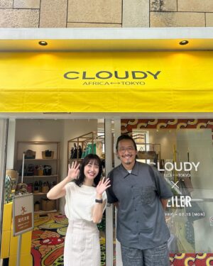 Aya Shibata Instagram - ☁️☁️

ㅤㅤㅤㅤㅤㅤㅤㅤㅤㅤㅤㅤㅤ
ㅤㅤㅤㅤㅤㅤㅤㅤㅤㅤㅤㅤㅤ
六本木ヒルズで開催されている、
@cloudy.tokyo のPOPUPに遊びに行ってきたよ🥰

ㅤㅤㅤㅤㅤㅤㅤㅤㅤㅤㅤㅤㅤ
ㅤㅤㅤㅤㅤㅤㅤㅤㅤㅤㅤㅤㅤ
お忙しいかなと思い、今日行きますね！と伝えずに
生放送終わりに突然伺ってみたらラジオ前の銅冶さんが
目の前から歩いてきました😳✨w
ㅤㅤㅤㅤㅤㅤㅤㅤㅤㅤㅤㅤㅤお店の前でまさかの遭遇。偶然すぎ！びっくり！笑
ㅤㅤㅤㅤㅤㅤㅤㅤㅤㅤㅤㅤㅤ
ㅤㅤㅤㅤㅤㅤㅤㅤㅤㅤㅤㅤㅤ
六本木ヒルズが私にはなかなか難しいダンジョンで
彷徨っていた甲斐があったよ、、、！😂
彷徨ってなかったら遭遇できませんでした🙊
ㅤㅤㅤㅤㅤㅤㅤㅤㅤㅤㅤㅤㅤ
ㅤㅤㅤㅤㅤㅤㅤㅤㅤㅤㅤㅤㅤ
ㅤㅤㅤㅤㅤㅤㅤㅤㅤㅤㅤㅤㅤㅤㅤㅤㅤㅤㅤㅤㅤㅤㅤㅤㅤㅤ
CLOUDYさんは『アフリカ・ガーナで縫製工場を建設し
ワーカー（主に女性と障がい者）を雇用しており、
その売上の10%で「学校建設」「職業訓練校建設」
「性教育授業」「給食支援」などの「教育」を軸とした
アクションを実施しています』(HP引用)とあり、
様々な社会課題をファッションを通して
支援、解決に取り組んでいる企業です🙂‍↕️
ㅤㅤㅤㅤㅤㅤㅤㅤㅤㅤㅤㅤㅤ
ㅤㅤㅤㅤㅤㅤㅤㅤㅤㅤㅤㅤㅤ
ㅤㅤㅤㅤㅤㅤㅤㅤㅤㅤㅤㅤㅤ
いつもお話し聞くたびに各地各国飛び回っているし
凄まじいバイタリティで活動を続ける銅冶さんに
いつも元気を頂いていますし、応援しています💪
ㅤㅤㅤㅤㅤㅤㅤㅤㅤㅤㅤ

銅冶さん、本当にありがとうございましたー！
お話しできて楽しかったです😼

ㅤㅤㅤㅤㅤㅤㅤㅤㅤㅤㅤㅤㅤ
私も頑張ろうと思いました！(暑さにやられてるけど)
ㅤㅤㅤㅤㅤㅤㅤㅤㅤㅤㅤㅤ元気が出る出る〜〜😌
ㅤㅤㅤㅤㅤㅤㅤㅤㅤㅤㅤㅤㅤ
ㅤㅤㅤㅤㅤㅤㅤㅤㅤㅤㅤㅤㅤ
あ、そして今回は一生使えそうな
ハンドバッグをお買い物したよ〜🥰嬉しい！
本当にささやかすぎるんですが、
ワーカーさんやガーナの方に届きますように。
(勿論代金は全額お支払いしました安心してね)
ㅤㅤㅤㅤㅤㅤㅤㅤㅤㅤㅤㅤㅤ
ㅤㅤㅤㅤㅤㅤㅤㅤㅤㅤㅤㅤㅤ
ㅤㅤㅤㅤㅤㅤㅤㅤㅤㅤㅤㅤㅤ
中のデザインがCLOUDYさんらしくて素敵なので
夏はこれをひっさげて出かけます😎🌻
ㅤㅤㅤㅤㅤㅤㅤㅤㅤㅤㅤㅤㅤいや年中いけるデザインなので年中出かけます！
ㅤㅤㅤㅤㅤㅤㅤㅤㅤㅤㅤㅤㅤ
ㅤㅤㅤㅤㅤㅤㅤㅤㅤㅤㅤㅤㅤ
#CLOUDY #曇りの日をきちんと楽しんで生きる #六本木ヒルズ