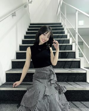 Aya Shibata Instagram - 🖤🐦‍⬛🩶
ㅤㅤㅤㅤㅤㅤㅤㅤㅤㅤㅤㅤㅤ
ㅤㅤㅤㅤㅤㅤㅤㅤㅤㅤㅤㅤㅤ
珍しいブラックコーデ🥰
明るい色味が好きなのであんまり着ないけど
黒い服は黒ずくめの組織になれるので(？)好きです🥷w

ㅤㅤㅤㅤㅤㅤㅤㅤㅤㅤㅤㅤㅤ
ノースリーブ大好きマンなので夏服も好き〜🫶
ㅤㅤㅤㅤㅤㅤㅤㅤㅤㅤㅤㅤㅤ夏は嫌い〜（笑）でもビールも美味しい🍻
ㅤㅤㅤㅤㅤㅤㅤㅤㅤㅤ
ㅤㅤㅤㅤㅤㅤㅤㅤㅤㅤㅤㅤㅤ
ㅤㅤㅤㅤㅤㅤㅤㅤㅤㅤㅤㅤㅤ
でもやっぱり暑いし日差しが強いのは苦手。。
ノースリーブは腕が焼けるので外出る時はUNIQLOの
UVカットのパーカーは必須ですけどね☁️
ㅤㅤㅤㅤㅤㅤㅤㅤㅤㅤㅤㅤㅤ
ㅤㅤㅤㅤㅤㅤㅤㅤㅤㅤㅤㅤㅤ
来週のアベプラは水曜出演です😌
ㅤㅤㅤㅤㅤㅤㅤㅤㅤㅤㅤ
ㅤㅤㅤㅤㅤㅤㅤㅤㅤㅤㅤ
ㅤㅤㅤㅤㅤㅤㅤㅤㅤㅤㅤㅤ
衣装提供
ワンピース @and.couture
ピアス、リング @osewaya_official
ㅤㅤㅤㅤㅤㅤㅤㅤㅤㅤㅤㅤㅤ
ㅤㅤㅤㅤㅤㅤㅤㅤㅤㅤㅤㅤㅤ
ㅤㅤㅤㅤㅤㅤㅤㅤㅤㅤㅤㅤㅤ
ちょっと暑くなってきて少し体重が減ってまして、
黒い服だし痩せて見えてしまうかもしれないんですが
ダイエットをしているわけではないので心配せず、、、！

夏バテしている暇はないので頑張ってご飯食べてます❤️‍🔥
お互いに健康第一でね🙂‍↕️🫶
ㅤㅤㅤㅤㅤㅤㅤㅤㅤㅤㅤㅤㅤ
ㅤㅤㅤㅤㅤㅤㅤㅤㅤㅤㅤㅤㅤ
ㅤㅤㅤㅤㅤㅤㅤㅤㅤㅤㅤㅤㅤ
#pr #andcouture #アンドクチュール #osewaya #お世話や #ノースリーブ #ノースリーブワンピース #ブラックコーデ #ギンガムチェック #綺麗めコーデ #ボブヘアー #ボブアレンジ