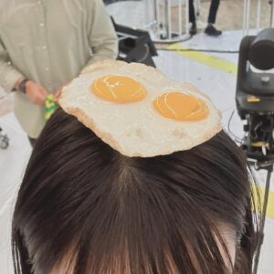 Aya Shibata Instagram - ㅤㅤㅤㅤㅤㅤㅤㅤㅤㅤㅤㅤㅤ
今日のお仕事風景🍳🤍
ㅤㅤㅤㅤㅤㅤㅤㅤㅤㅤㅤㅤㅤアベヒルことABEMAヒルズ！
ㅤㅤㅤㅤㅤㅤㅤㅤㅤㅤㅤㅤㅤ
ㅤㅤㅤㅤㅤㅤㅤㅤㅤㅤㅤㅤㅤ
ゆるスポーツに挑む。
フライングエッグ🐣これが大盛り上がり！
汗をかいて楽しいスポーツでした🥰❤️‍🔥

ㅤㅤㅤㅤㅤㅤㅤㅤㅤㅤㅤㅤㅤ
食品サンプル目玉焼きが可愛かったので
頭の上にも乗せてみる👶🏻🫶
ㅤㅤㅤㅤㅤㅤㅤㅤㅤㅤㅤㅤㅤ
ㅤㅤㅤㅤㅤㅤㅤㅤㅤㅤㅤㅤㅤ
ㅤㅤㅤㅤㅤㅤㅤㅤㅤㅤㅤㅤㅤ
そして試食も！
ㅤㅤㅤㅤㅤㅤㅤㅤㅤㅤㅤㅤㅤ
大谷選手が試合観戦中に食べていたものと
メーカーは違いますが、今日はカボチャの種を試食🎃
カボチャの種とても食べやすい！
ㅤㅤㅤㅤㅤㅤㅤㅤㅤㅤㅤㅤㅤ
ひまわりの種も美味しくてパクパク食べちゃいますが
皮が飲み込めるのでカボチャの種は更に最高🦁
ㅤㅤㅤㅤㅤㅤㅤㅤㅤㅤㅤㅤㅤ
たまたま持っていたSPY×FAMILYの袋に🕵️
結構もらったのにもう食べ切ってしまいそう😳🤍🤍
ㅤㅤㅤㅤㅤㅤㅤㅤㅤㅤㅤㅤㅤ
ㅤㅤㅤㅤㅤㅤㅤㅤㅤㅤㅤㅤㅤ
ダミアンくん可愛いね🥰💕

ㅤㅤㅤㅤㅤㅤㅤㅤㅤㅤㅤㅤㅤ
ㅤㅤㅤㅤㅤㅤㅤㅤㅤㅤㅤㅤㅤ
私の持ち込み夏バテ企画もあり、今日もとても楽しい
ㅤㅤㅤㅤㅤㅤㅤㅤㅤㅤㅤㅤㅤ生放送でした🫶見逃し配信もありますので
ABEMA NEWSチャンネルで番組表を押して、
平日お昼12時、今日の日付でご覧いただけます😊
ㅤㅤㅤㅤㅤㅤㅤㅤㅤㅤㅤㅤㅤ
ㅤㅤㅤㅤㅤㅤㅤㅤㅤㅤㅤㅤㅤ
#ABEMA #アベヒル #ABEMAヒルズ #柴田阿弥 #ゆるスポーツ #世界ゆるスポーツ #フライングエッグ #大谷翔平選手 #カボチャの種 #SPYFAMILY #スパイファミリー #ダミアン #アーニャ #ベッキー