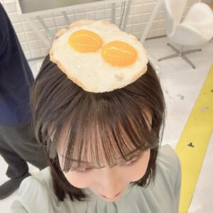 Aya Shibata Instagram - ㅤㅤㅤㅤㅤㅤㅤㅤㅤㅤㅤㅤㅤ
今日のお仕事風景🍳🤍
ㅤㅤㅤㅤㅤㅤㅤㅤㅤㅤㅤㅤㅤアベヒルことABEMAヒルズ！
ㅤㅤㅤㅤㅤㅤㅤㅤㅤㅤㅤㅤㅤ
ㅤㅤㅤㅤㅤㅤㅤㅤㅤㅤㅤㅤㅤ
ゆるスポーツに挑む。
フライングエッグ🐣これが大盛り上がり！
汗をかいて楽しいスポーツでした🥰❤️‍🔥

ㅤㅤㅤㅤㅤㅤㅤㅤㅤㅤㅤㅤㅤ
食品サンプル目玉焼きが可愛かったので
頭の上にも乗せてみる👶🏻🫶
ㅤㅤㅤㅤㅤㅤㅤㅤㅤㅤㅤㅤㅤ
ㅤㅤㅤㅤㅤㅤㅤㅤㅤㅤㅤㅤㅤ
ㅤㅤㅤㅤㅤㅤㅤㅤㅤㅤㅤㅤㅤ
そして試食も！
ㅤㅤㅤㅤㅤㅤㅤㅤㅤㅤㅤㅤㅤ
大谷選手が試合観戦中に食べていたものと
メーカーは違いますが、今日はカボチャの種を試食🎃
カボチャの種とても食べやすい！
ㅤㅤㅤㅤㅤㅤㅤㅤㅤㅤㅤㅤㅤ
ひまわりの種も美味しくてパクパク食べちゃいますが
皮が飲み込めるのでカボチャの種は更に最高🦁
ㅤㅤㅤㅤㅤㅤㅤㅤㅤㅤㅤㅤㅤ
たまたま持っていたSPY×FAMILYの袋に🕵️
結構もらったのにもう食べ切ってしまいそう😳🤍🤍
ㅤㅤㅤㅤㅤㅤㅤㅤㅤㅤㅤㅤㅤ
ㅤㅤㅤㅤㅤㅤㅤㅤㅤㅤㅤㅤㅤ
ダミアンくん可愛いね🥰💕

ㅤㅤㅤㅤㅤㅤㅤㅤㅤㅤㅤㅤㅤ
ㅤㅤㅤㅤㅤㅤㅤㅤㅤㅤㅤㅤㅤ
私の持ち込み夏バテ企画もあり、今日もとても楽しい
ㅤㅤㅤㅤㅤㅤㅤㅤㅤㅤㅤㅤㅤ生放送でした🫶見逃し配信もありますので
ABEMA NEWSチャンネルで番組表を押して、
平日お昼12時、今日の日付でご覧いただけます😊
ㅤㅤㅤㅤㅤㅤㅤㅤㅤㅤㅤㅤㅤ
ㅤㅤㅤㅤㅤㅤㅤㅤㅤㅤㅤㅤㅤ
#ABEMA #アベヒル #ABEMAヒルズ #柴田阿弥 #ゆるスポーツ #世界ゆるスポーツ #フライングエッグ #大谷翔平選手 #カボチャの種 #SPYFAMILY #スパイファミリー #ダミアン #アーニャ #ベッキー