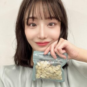 Aya Shibata Instagram - ㅤㅤㅤㅤㅤㅤㅤㅤㅤㅤㅤㅤㅤ
今日のお仕事風景🍳🤍
ㅤㅤㅤㅤㅤㅤㅤㅤㅤㅤㅤㅤㅤアベヒルことABEMAヒルズ！
ㅤㅤㅤㅤㅤㅤㅤㅤㅤㅤㅤㅤㅤ
ㅤㅤㅤㅤㅤㅤㅤㅤㅤㅤㅤㅤㅤ
ゆるスポーツに挑む。
フライングエッグ🐣これが大盛り上がり！
汗をかいて楽しいスポーツでした🥰❤️‍🔥

ㅤㅤㅤㅤㅤㅤㅤㅤㅤㅤㅤㅤㅤ
食品サンプル目玉焼きが可愛かったので
頭の上にも乗せてみる👶🏻🫶
ㅤㅤㅤㅤㅤㅤㅤㅤㅤㅤㅤㅤㅤ
ㅤㅤㅤㅤㅤㅤㅤㅤㅤㅤㅤㅤㅤ
ㅤㅤㅤㅤㅤㅤㅤㅤㅤㅤㅤㅤㅤ
そして試食も！
ㅤㅤㅤㅤㅤㅤㅤㅤㅤㅤㅤㅤㅤ
大谷選手が試合観戦中に食べていたものと
メーカーは違いますが、今日はカボチャの種を試食🎃
カボチャの種とても食べやすい！
ㅤㅤㅤㅤㅤㅤㅤㅤㅤㅤㅤㅤㅤ
ひまわりの種も美味しくてパクパク食べちゃいますが
皮が飲み込めるのでカボチャの種は更に最高🦁
ㅤㅤㅤㅤㅤㅤㅤㅤㅤㅤㅤㅤㅤ
たまたま持っていたSPY×FAMILYの袋に🕵️
結構もらったのにもう食べ切ってしまいそう😳🤍🤍
ㅤㅤㅤㅤㅤㅤㅤㅤㅤㅤㅤㅤㅤ
ㅤㅤㅤㅤㅤㅤㅤㅤㅤㅤㅤㅤㅤ
ダミアンくん可愛いね🥰💕

ㅤㅤㅤㅤㅤㅤㅤㅤㅤㅤㅤㅤㅤ
ㅤㅤㅤㅤㅤㅤㅤㅤㅤㅤㅤㅤㅤ
私の持ち込み夏バテ企画もあり、今日もとても楽しい
ㅤㅤㅤㅤㅤㅤㅤㅤㅤㅤㅤㅤㅤ生放送でした🫶見逃し配信もありますので
ABEMA NEWSチャンネルで番組表を押して、
平日お昼12時、今日の日付でご覧いただけます😊
ㅤㅤㅤㅤㅤㅤㅤㅤㅤㅤㅤㅤㅤ
ㅤㅤㅤㅤㅤㅤㅤㅤㅤㅤㅤㅤㅤ
#ABEMA #アベヒル #ABEMAヒルズ #柴田阿弥 #ゆるスポーツ #世界ゆるスポーツ #フライングエッグ #大谷翔平選手 #カボチャの種 #SPYFAMILY #スパイファミリー #ダミアン #アーニャ #ベッキー