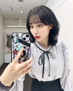 Aya Shibata Instagram - 私服🎀
ㅤㅤㅤㅤㅤㅤㅤㅤㅤㅤㅤㅤㅤ
ㅤㅤㅤㅤㅤㅤㅤㅤㅤㅤㅤㅤㅤ
少し前のリールで着ていたブラウス🙂‍↕️

ㅤㅤㅤㅤㅤㅤㅤㅤㅤㅤㅤㅤㅤ
黒執事を見ていたらシエルくんみたいな格好がしたくなり
手持ちの中で1番ファントムハイヴ伯爵っぽい服です。笑
ㅤㅤㅤㅤㅤㅤㅤㅤㅤㅤㅤㅤㅤ
ㅤㅤㅤㅤㅤㅤㅤㅤㅤㅤㅤㅤㅤ
黒執事は本当に世界観が良いですよね〜🇬🇧

寄宿学校編が既にかなり熱い展開なのと、
今回シエルくんは制服ですが(個人的には貴族スタイルが好き)
セバスチャンの寮監姿が最高すぎる🙈

ミカエリス先生が激アツであります。。❤️‍🔥

ㅤㅤㅤㅤㅤㅤㅤㅤㅤㅤㅤㅤㅤ
はあ、語ってしまった。笑
一度きりの人生、趣味も謳歌しまくると決めているので
なんだか楽しそうだなと見守っててください😗w
ㅤㅤㅤㅤㅤㅤㅤㅤㅤㅤㅤㅤㅤ
ㅤㅤㅤㅤㅤㅤㅤㅤㅤㅤㅤㅤㅤ
ㅤㅤㅤㅤㅤㅤㅤㅤㅤㅤㅤㅤㅤ
私服
ブラウス @swingle_official 
パンツ @uniqlo_jp 
ㅤㅤㅤㅤㅤㅤㅤㅤㅤㅤㅤㅤㅤ
ㅤㅤㅤㅤㅤㅤㅤㅤㅤㅤㅤㅤㅤ
あんまり映ってないけどUNIQLOのタックワイドパンツが
履きやすいし肌触り良いし丈夫で重宝してます🦁💛
ㅤㅤㅤㅤㅤㅤㅤㅤㅤㅤㅤㅤㅤ
ㅤㅤㅤㅤㅤㅤㅤㅤㅤㅤㅤㅤㅤ
ㅤㅤㅤㅤㅤㅤㅤㅤㅤㅤㅤㅤㅤ
#私服 #swingle #スイングル #UNIQLO #ユニクロ #タックワイドパンツ #黒執事 #ミカエリス #セバスチャンミカエリス #シエル #シエルファントムハイヴ #フリルブラウス #ボブヘアー
