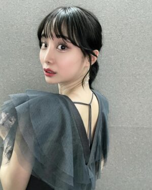Aya Shibata Instagram - 和葉ちゃんヘアー🎗️🧡
ㅤㅤㅤㅤㅤㅤㅤㅤㅤㅤㅤㅤㅤ
ㅤㅤㅤㅤㅤㅤㅤㅤㅤㅤㅤㅤㅤ
この日は衣装に合わせてポニーテールにしてもらいましたが、
メイクさんがリボンを着けてくれまして、
名探偵コナンの遠山和葉ちゃんヘアーに🥰🫶🫶
ㅤㅤㅤㅤㅤㅤㅤㅤㅤㅤㅤㅤㅤ
ㅤㅤㅤㅤㅤㅤㅤㅤㅤㅤㅤㅤㅤ
和葉ちゃんのリボンは黄色やピンクのイメージですが、
良いんだ！自己満だ！！！！（笑）

ㅤㅤㅤㅤㅤㅤㅤㅤㅤㅤㅤㅤㅤ
和葉ちゃん可愛いですよね、、関西弁も可愛いんだけど、
性格がかなりモテる感じだなと今作の映画を見て思うなど。。
歩ちゃんもめちゃモテそうな可愛い性格🙂‍↕️🧡

ヒロインっぽい性格というか、笑
ヒロインなんですけどね🥹✨（笑）

ㅤㅤㅤㅤㅤㅤㅤㅤㅤㅤㅤㅤㅤ
もろたで工藤！！！！！(急な平次)

ㅤㅤㅤㅤㅤㅤㅤㅤㅤㅤㅤㅤㅤ
ㅤㅤㅤㅤㅤㅤㅤㅤㅤㅤㅤㅤㅤ
衣装提供
トップス、スカート @cocodeal_official
ㅤㅤㅤㅤㅤㅤㅤㅤㅤㅤㅤㅤㅤ
ㅤㅤㅤㅤㅤㅤㅤㅤㅤㅤㅤㅤㅤ
ㅤㅤㅤㅤㅤㅤㅤㅤㅤㅤㅤㅤㅤ
ㅤㅤㅤㅤㅤㅤㅤㅤㅤㅤㅤㅤㅤ
#pr #cocodeal #ココディール #ブラックドレス #きれいめコーデ #フェミニン #柴田阿弥 #女子アナ #アナウンサー #キャスター #ポニーテール #ボブヘアー #ボブアレンジ #夏コーデ #遠山和葉 #和葉 #和葉ヘア #服部平次 #せやかて工藤 #もろたで工藤 #せやかて工藤 #実は言ってない