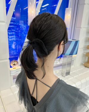 Aya Shibata Instagram - 和葉ちゃんヘアー🎗️🧡
ㅤㅤㅤㅤㅤㅤㅤㅤㅤㅤㅤㅤㅤ
ㅤㅤㅤㅤㅤㅤㅤㅤㅤㅤㅤㅤㅤ
この日は衣装に合わせてポニーテールにしてもらいましたが、
メイクさんがリボンを着けてくれまして、
名探偵コナンの遠山和葉ちゃんヘアーに🥰🫶🫶
ㅤㅤㅤㅤㅤㅤㅤㅤㅤㅤㅤㅤㅤ
ㅤㅤㅤㅤㅤㅤㅤㅤㅤㅤㅤㅤㅤ
和葉ちゃんのリボンは黄色やピンクのイメージですが、
良いんだ！自己満だ！！！！（笑）

ㅤㅤㅤㅤㅤㅤㅤㅤㅤㅤㅤㅤㅤ
和葉ちゃん可愛いですよね、、関西弁も可愛いんだけど、
性格がかなりモテる感じだなと今作の映画を見て思うなど。。
歩ちゃんもめちゃモテそうな可愛い性格🙂‍↕️🧡

ヒロインっぽい性格というか、笑
ヒロインなんですけどね🥹✨（笑）

ㅤㅤㅤㅤㅤㅤㅤㅤㅤㅤㅤㅤㅤ
もろたで工藤！！！！！(急な平次)

ㅤㅤㅤㅤㅤㅤㅤㅤㅤㅤㅤㅤㅤ
ㅤㅤㅤㅤㅤㅤㅤㅤㅤㅤㅤㅤㅤ
衣装提供
トップス、スカート @cocodeal_official
ㅤㅤㅤㅤㅤㅤㅤㅤㅤㅤㅤㅤㅤ
ㅤㅤㅤㅤㅤㅤㅤㅤㅤㅤㅤㅤㅤ
ㅤㅤㅤㅤㅤㅤㅤㅤㅤㅤㅤㅤㅤ
ㅤㅤㅤㅤㅤㅤㅤㅤㅤㅤㅤㅤㅤ
#pr #cocodeal #ココディール #ブラックドレス #きれいめコーデ #フェミニン #柴田阿弥 #女子アナ #アナウンサー #キャスター #ポニーテール #ボブヘアー #ボブアレンジ #夏コーデ #遠山和葉 #和葉 #和葉ヘア #服部平次 #せやかて工藤 #もろたで工藤 #せやかて工藤 #実は言ってない