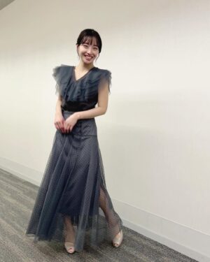 Aya Shibata Instagram - 和葉ちゃんヘアー🎗️🧡
ㅤㅤㅤㅤㅤㅤㅤㅤㅤㅤㅤㅤㅤ
ㅤㅤㅤㅤㅤㅤㅤㅤㅤㅤㅤㅤㅤ
この日は衣装に合わせてポニーテールにしてもらいましたが、
メイクさんがリボンを着けてくれまして、
名探偵コナンの遠山和葉ちゃんヘアーに🥰🫶🫶
ㅤㅤㅤㅤㅤㅤㅤㅤㅤㅤㅤㅤㅤ
ㅤㅤㅤㅤㅤㅤㅤㅤㅤㅤㅤㅤㅤ
和葉ちゃんのリボンは黄色やピンクのイメージですが、
良いんだ！自己満だ！！！！（笑）

ㅤㅤㅤㅤㅤㅤㅤㅤㅤㅤㅤㅤㅤ
和葉ちゃん可愛いですよね、、関西弁も可愛いんだけど、
性格がかなりモテる感じだなと今作の映画を見て思うなど。。
歩ちゃんもめちゃモテそうな可愛い性格🙂‍↕️🧡

ヒロインっぽい性格というか、笑
ヒロインなんですけどね🥹✨（笑）

ㅤㅤㅤㅤㅤㅤㅤㅤㅤㅤㅤㅤㅤ
もろたで工藤！！！！！(急な平次)

ㅤㅤㅤㅤㅤㅤㅤㅤㅤㅤㅤㅤㅤ
ㅤㅤㅤㅤㅤㅤㅤㅤㅤㅤㅤㅤㅤ
衣装提供
トップス、スカート @cocodeal_official
ㅤㅤㅤㅤㅤㅤㅤㅤㅤㅤㅤㅤㅤ
ㅤㅤㅤㅤㅤㅤㅤㅤㅤㅤㅤㅤㅤ
ㅤㅤㅤㅤㅤㅤㅤㅤㅤㅤㅤㅤㅤ
ㅤㅤㅤㅤㅤㅤㅤㅤㅤㅤㅤㅤㅤ
#pr #cocodeal #ココディール #ブラックドレス #きれいめコーデ #フェミニン #柴田阿弥 #女子アナ #アナウンサー #キャスター #ポニーテール #ボブヘアー #ボブアレンジ #夏コーデ #遠山和葉 #和葉 #和葉ヘア #服部平次 #せやかて工藤 #もろたで工藤 #せやかて工藤 #実は言ってない