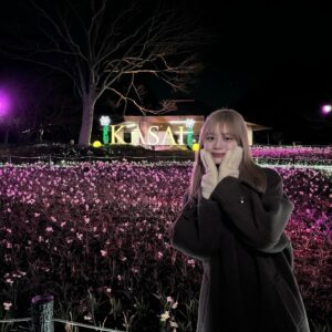 Ayaka Konno Instagram - 花と光のムーブメント 今回は葛西臨海公園に行ってきました！ スイセンのいい香りに包まれた空間とライトアップ、観覧車とのコラボも葛西臨海公園ならではで、とっても素敵でした🫶 2/25までなのでぜひ行ってみてね〜！ ライトアップの時間は17:00〜21:00の間です🙆‍♀️ #PR #花と光のムーブメント #葛西臨海公園 #水仙 #スイセン #ライトアップ #フォトスポット #観覧車 #イルミネーション
