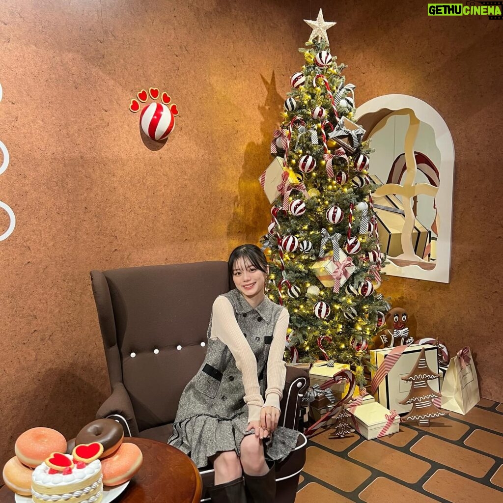 Ayaka Konno Instagram - JO MALONE LONDON 12/14(火)〜12/25(月)まで、表参道ヒルズ B3F スペースオーで Gingerbread Landのポップアップイベントが開催されます🎄 すごく可愛い空間で、気分も上がりました！ 公式LINEアカウントから予約して、ぜひ会場に足を運んでみてください〜🫶 #PR #JustBecause #JoMaloneLondon #SeasonOfScent #ジンジャーブレッドランド