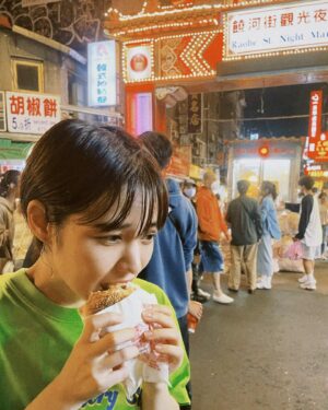 Ayako Yoshitani Instagram - ずっと行ってみたかった台湾の夜市🤍
お祭りのように賑やかで、華やかでした☺️

私が行ったのは、松山の饒河街觀光夜市！

ここの、胡椒餅はミシュランにも選ばれたんですって！！
熱々で、すごく美味しかったです😭

#饒河街觀光夜市
#胡椒餅