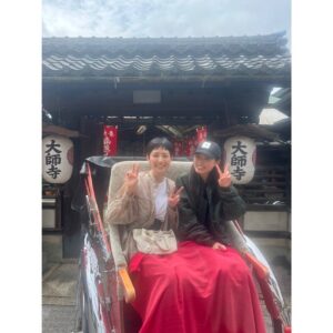 Ayako Yoshitani Instagram - 舞いあがれ！
由良先輩再登場しましたね！

岩倉の近況聞けて嬉しかったです。

ちなみにこの写真は劇中とは全く関係ないのですが、
撮影が早く終わってはるかちゃんとたまたま見かけた人力車に、
乗っちゃお〜！で、乗った時の写真です🫶笑

1枚目はマスクが大きすぎる2人。
2枚目はカメラが汚れてたのか、すごいモヤがかかった写真。

人生初の人力車、とても良い思い出になりました🌸