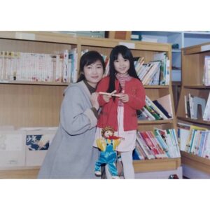 Ayako Yoshitani Instagram - 金田一少年の事件簿ご視聴ありがとうございました。

実は以前に
余貴美子さんと親子役として共演した事がありました。

なんと、23年ぶりです😂

昔の写真と同じポーズで写真撮ったつもりが、
なんか私ガチガチに緊張してる奴みたいになっちゃって恥ずかしい。。笑