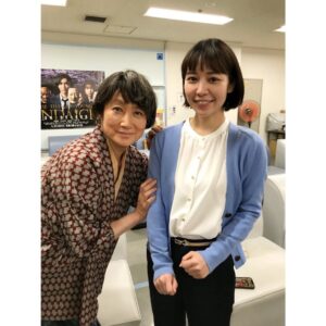 Ayako Yoshitani Instagram - 金田一少年の事件簿ご視聴ありがとうございました。

実は以前に
余貴美子さんと親子役として共演した事がありました。

なんと、23年ぶりです😂

昔の写真と同じポーズで写真撮ったつもりが、
なんか私ガチガチに緊張してる奴みたいになっちゃって恥ずかしい。。笑