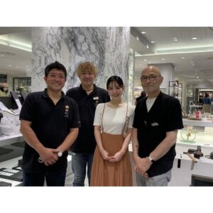 Ayako Yoshitani Instagram - グランメゾン東京でお世話になりました、
高村刃物製作所が
銀座三越の7階で高村刃物フェアをやっているということで、
仕事の合間にお邪魔させていただきました！

お恥ずかしい話、
グランメゾン東京という作品をやるまで包丁の知識がありませんでした。

しかし木村さんに、
「ここの包丁は凄いんだぞ」
と、撮影中切れ味を見せてもらったのを覚えています。

それから私も、
高村さんの包丁の虜であります☺️

皆さんがいての、
素晴らしい作品が出来ているので、今でも感謝の気持ちでいっぱいです😌

普段皆さんは福井県で働いてらっしゃるので、中々お会いできる機会がありませんでしたが、皆さんのお元気そうな顔を見れて良かったです☺️✨

7月6日までやっているそうなので、
皆さん、本当にびっくりするくらいの切れ味是非体感してみてください✨✨

#高村刃物製作所