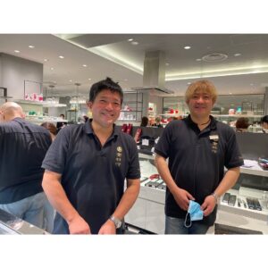 Ayako Yoshitani Instagram - グランメゾン東京でお世話になりました、
高村刃物製作所が
銀座三越の7階で高村刃物フェアをやっているということで、
仕事の合間にお邪魔させていただきました！

お恥ずかしい話、
グランメゾン東京という作品をやるまで包丁の知識がありませんでした。

しかし木村さんに、
「ここの包丁は凄いんだぞ」
と、撮影中切れ味を見せてもらったのを覚えています。

それから私も、
高村さんの包丁の虜であります☺️

皆さんがいての、
素晴らしい作品が出来ているので、今でも感謝の気持ちでいっぱいです😌

普段皆さんは福井県で働いてらっしゃるので、中々お会いできる機会がありませんでしたが、皆さんのお元気そうな顔を見れて良かったです☺️✨

7月6日までやっているそうなので、
皆さん、本当にびっくりするくらいの切れ味是非体感してみてください✨✨

#高村刃物製作所